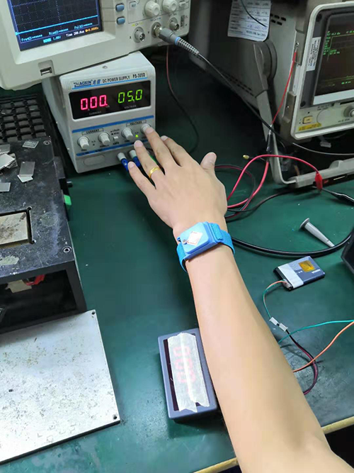 戴上靜電手環(huán)，將電源電壓設(shè)在5V