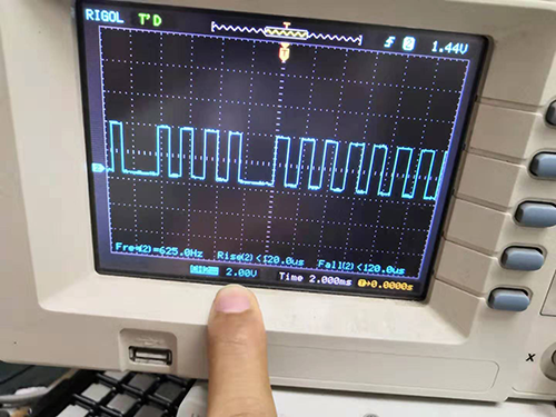 將示波器的電壓刻度設(shè)為2V，時(shí)間刻度設(shè)為2ms